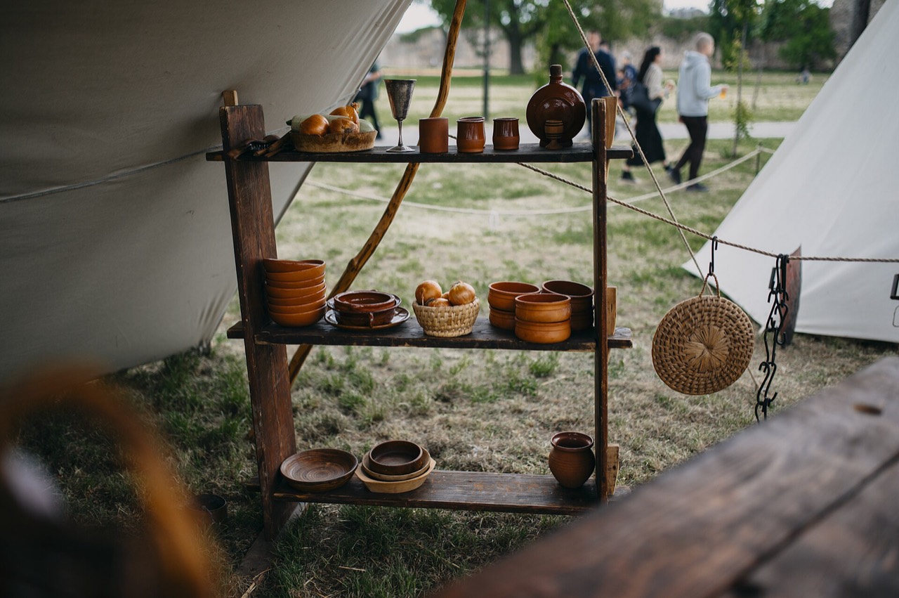 Artisanat local exposé lors d'un marché communautaire